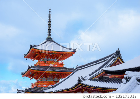 白雪覆蓋的清水寺三層寶塔 白雪覆蓋的清水寺三層寶塔 132173312