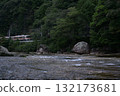 沿著山澗行駛的當地火車 132173681