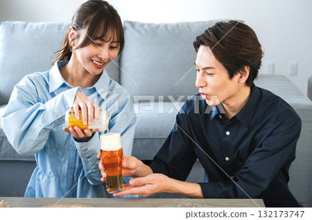 一個女人倒啤酒 132173747