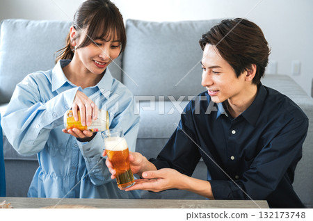 一個女人倒啤酒 一個女人倒啤酒 132173748