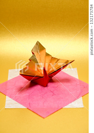 在金黃背景的被折疊的起重機 132173784