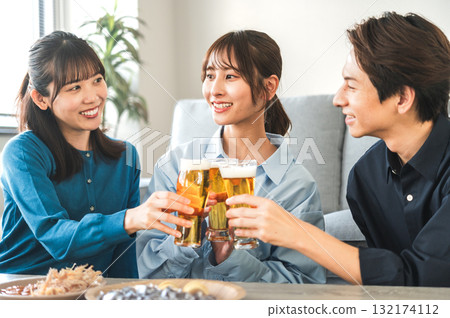 三個男人和女人敬酒 三個男人和女人敬酒 132174112
