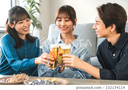 三個男人和女人敬酒 132174114