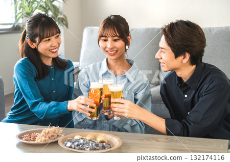 三個男人和女人敬酒 132174116