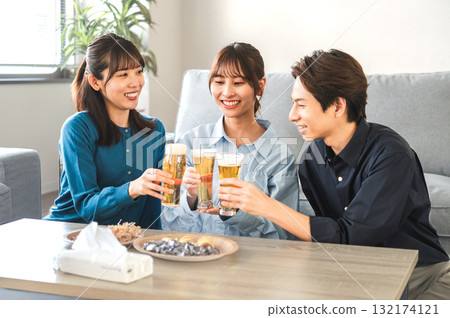 三個男人和女人敬酒 三個男人和女人敬酒 132174121