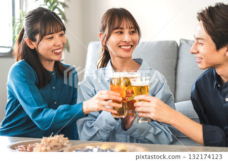 三個男人和女人敬酒 三個男人和女人敬酒 132174123
