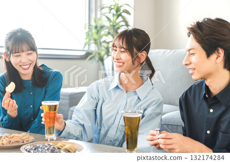 三個男人和女人在喝酒聚會 三個男人和女人在喝酒聚會 132174284