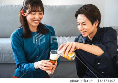 一個女人倒啤酒 一個女人倒啤酒 132174502