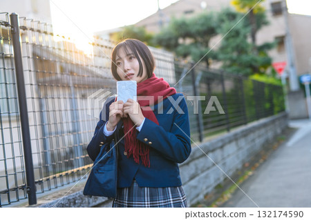 寒冷的一天,高中女生上下學,參加社團活動。她們穿著冬裝,手拿暖手寶。西裝外套。暖色系。 寒冷的一天,高中女生上下學,參加社團活動。她們穿著冬裝,手拿暖手寶。西裝外套。暖色系。 132174590