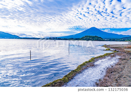 【山梨縣】清晨，從水位下降的河口湖畔眺望富士山 132175036
