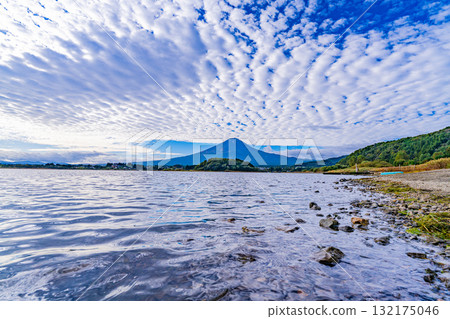 【山梨縣】清晨，從水位下降的河口湖畔眺望富士山 132175046