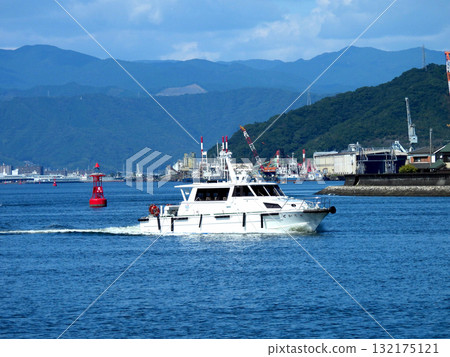 漁業巡邏船在海灣航行 132175121