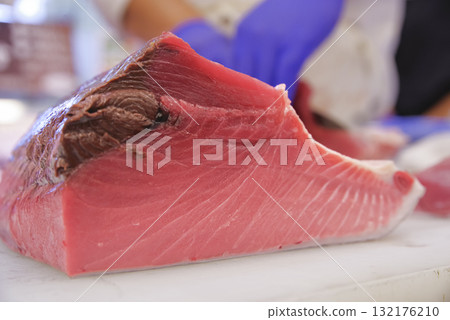 一片美味又肥美的藍鰭鮪魚 一片美味又肥美的藍鰭鮪魚 132176210