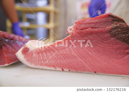 一片美味又肥美的藍鰭鮪魚 一片美味又肥美的藍鰭鮪魚 132176216