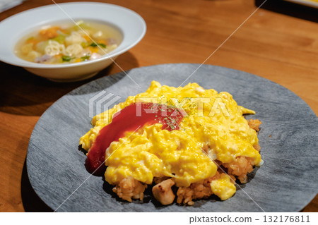 一頓家常晚餐，有鬆軟的蛋捲飯和豐盛的湯 132176811