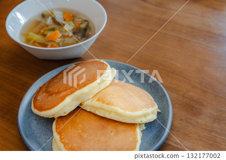 A cafe-style breakfast of fluffy pancakes and hearty soup 132177002