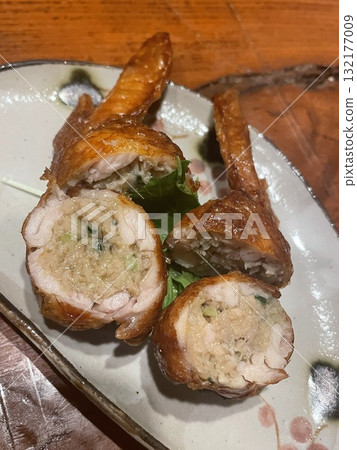 Chicken wing dishes served at izakayas 132177009