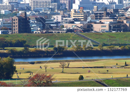 A bird's-eye view of the Arakawa River riverbed and Ukima Golf Course in autumn (Kawaguchi City, Saitama Prefecture) 132177769