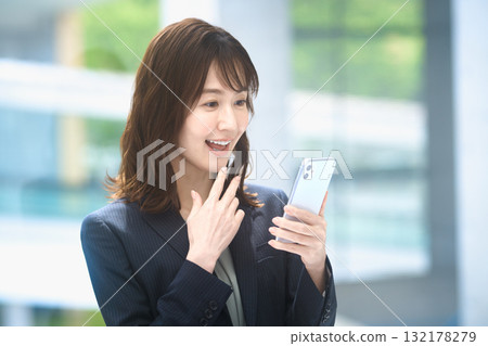 操作智能手機的女商人 操作智能手機的女商人 132178279