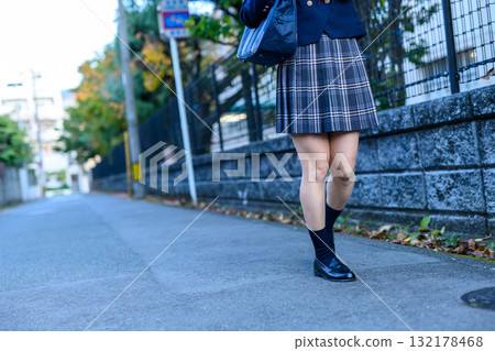 寒冷的一天,女高中生們走在黑暗的路上,參加社團活動,往返學校和學校之間。女高中生們的裙子都翹了起來。 寒冷的一天,女高中生們走在黑暗的路上,參加社團活動,往返學校和學校之間。女高中生們的裙子都翹了起來。 132178468