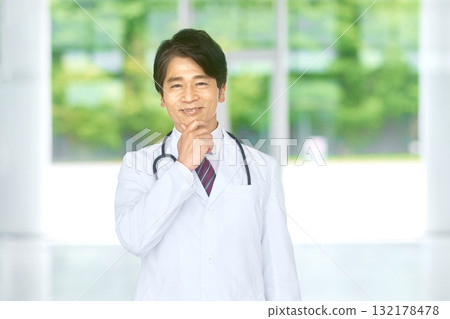 一位在醫院工作的穿白大褂的資深醫生 132178478