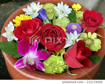 愛知縣岡崎市菅尾神社十月的彩色花水盆（玫瑰、野豌豆、百日菊、龍膽和菊花）的特寫 132178880