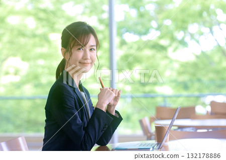 使用便攜式計算機的婦女在咖啡館 132178886