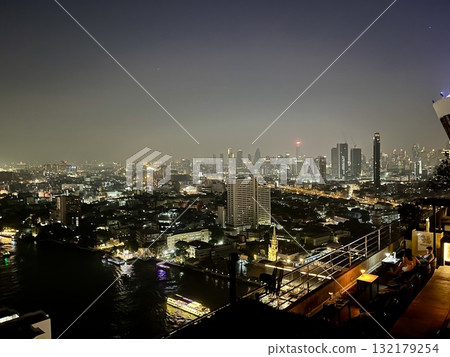 曼谷千禧希爾頓酒店的夜景 曼谷千禧希爾頓酒店的夜景 132179254