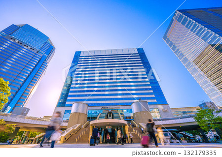 日本東京城市景觀：熙熙攘攘的外國遊客和辦公大樓的品川站 132179335