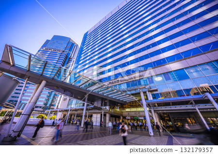 日本東京城市景觀：熙熙攘攘的外國遊客和辦公大樓的品川站 132179357