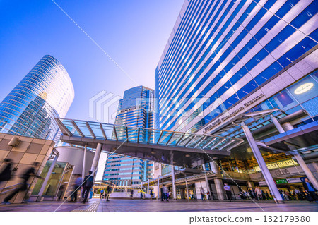 日本東京城市景觀：熙熙攘攘的外國遊客和辦公大樓的品川站 132179380
