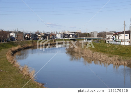 Ayase River in winter: View of the upstream side of Ichinohashi Bridge (Soka City, Saitama Prefecture) 132179526