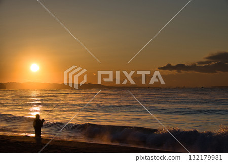Southern Beach Chigasaki in the middle of winter - sunrise and fishermen 132179981