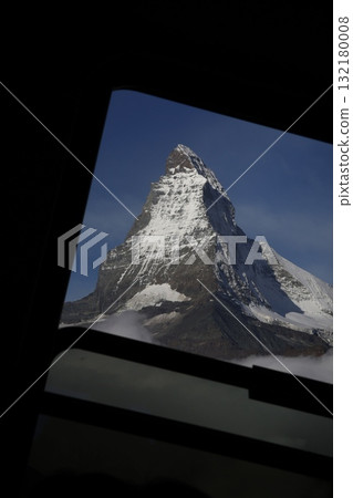 透過窗戶可以看到馬特洪峰的倒影 132180008