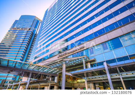 日本東京城市景觀，包括品川站和辦公大樓 132180076