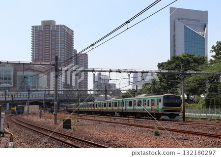 途經川口站(埼玉縣川口市)的上野東京線E231系列車 途經川口站(埼玉縣川口市)的上野東京線E231系列車 132180297