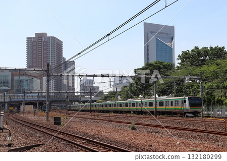 途經川口站(埼玉縣川口市)的湘南新宿線E233系列車 途經川口站(埼玉縣川口市)的湘南新宿線E233系列車 132180299