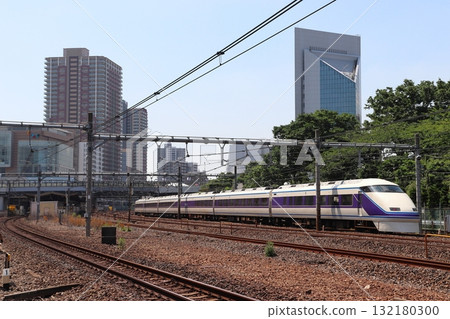 途經JR東北線川口站的特急SPACIA號列車(埼玉縣川口市) 途經JR東北線川口站的特急SPACIA號列車(埼玉縣川口市) 132180300