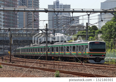 途經川口站（埼玉縣川口市）的湘南新宿線E231系列車 132180301