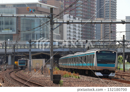 Keihin-Tohoku Line E233 series train departing Kawaguchi Station (Kawaguchi City, Saitama Prefecture) 132180700
