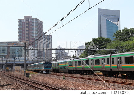 Keihin-Tohoku Line E233 series train departing Kawaguchi Station (Kawaguchi City, Saitama Prefecture) 132180703