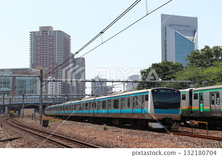 Keihin-Tohoku Line E233 series train departing Kawaguchi Station (Kawaguchi City, Saitama Prefecture) 132180704