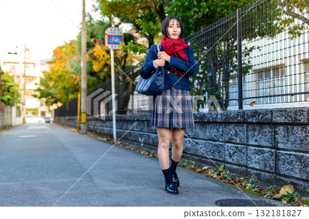 在寒冷的日子裡，女高中生們走在黑暗的路上，上下學。高中生的裙子，社團活動，補習班，上下學，溫暖明亮的色彩。 132181827