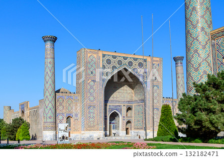 烏茲別克撒馬爾罕雷吉斯坦廣場的美景 烏茲別克撒馬爾罕雷吉斯坦廣場的美景 132182471