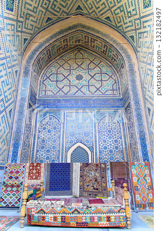 烏茲別克撒馬爾罕雷吉斯坦廣場的美景 132182497