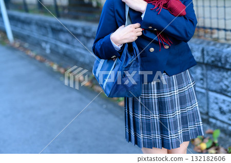 寒冷的一天，高中女生走在漆黑的道路上，到學校參加社團活動。她穿著冬裝，臉上沒有表情。 132182606