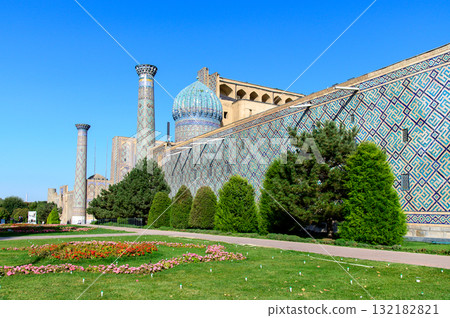 烏茲別克撒馬爾罕雷吉斯坦廣場的美景 烏茲別克撒馬爾罕雷吉斯坦廣場的美景 132182821