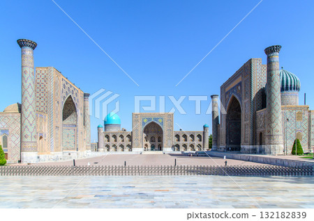 烏茲別克撒馬爾罕雷吉斯坦廣場的美景 132182839