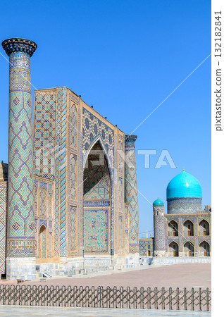 烏茲別克撒馬爾罕雷吉斯坦廣場的美景 132182841