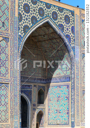 烏茲別克撒馬爾罕雷吉斯坦廣場的美景 烏茲別克撒馬爾罕雷吉斯坦廣場的美景 132182852